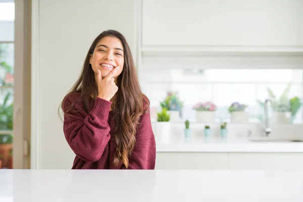 Joven Mujer Hermosa Casa Mirando Con Confianza Cámara Con Sonrisa — Foto de Stock