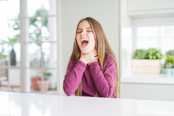 Belle Jeune Fille Enfant Sur Une Table Blanche Criant Étouffant — Photo