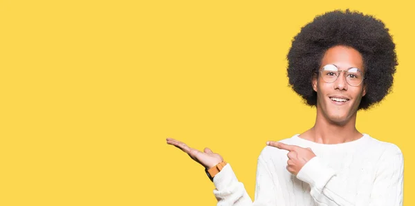 Joven Afroamericano Con Cabello Afro Llevando Gafas Asombrado Sonriendo Cámara —  Fotos de Stock