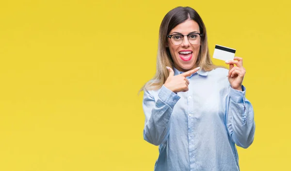 非常に幸せな手と指で指しての分離の背景の上クレジット カードを保持している若い美しいビジネス女性 — ストック写真