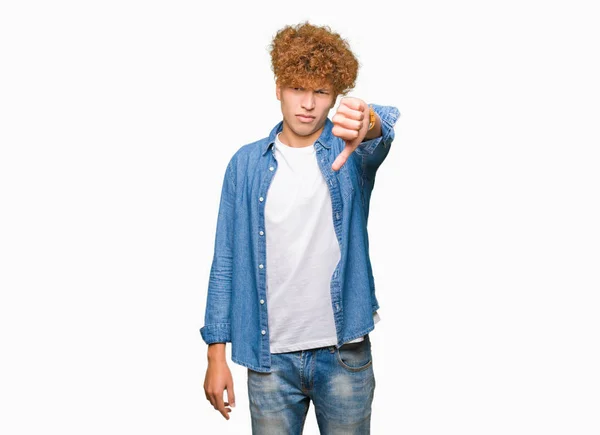 Homem Bonito Jovem Com Cabelo Afro Usando Casaco Ganga Olhando — Fotografia de Stock