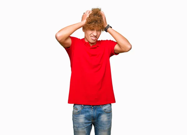 Homem Bonito Jovem Com Cabelo Afro Vestindo Camiseta Vermelha Sofrendo — Fotografia de Stock