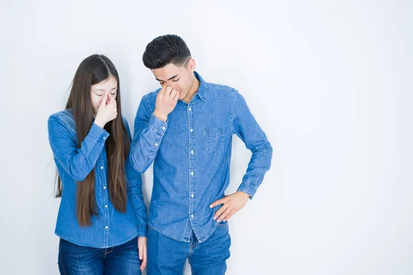 Mooie Jonge Aziatische Paar Witte Geïsoleerde Achtergrond Moe Wrijven Neus — Stockfoto