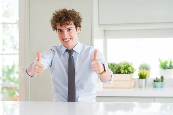 Молодий Бізнесмен Краватці Схвалює Позитивний Жест Рукою Великі Пальці Посміхаються — стокове фото