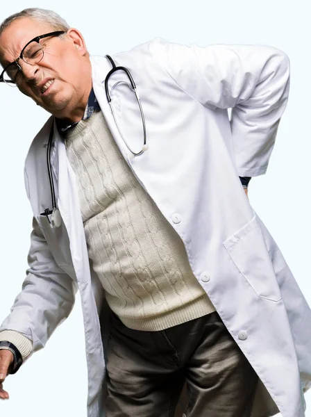 Stilig Senior Doktor Man Klädd Medicinsk Coat Lidande Ryggvärk Röra — Stockfoto