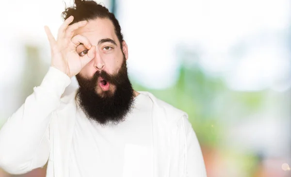 Jovem Com Cabelos Longos Barba Vestindo Camisola Esportiva Fazendo Gesto — Fotografia de Stock