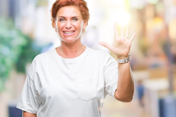 Atractiva Mujer Pelirroja Caucásica Senior Sobre Fondo Aislado Mostrando Apuntando — Foto de Stock