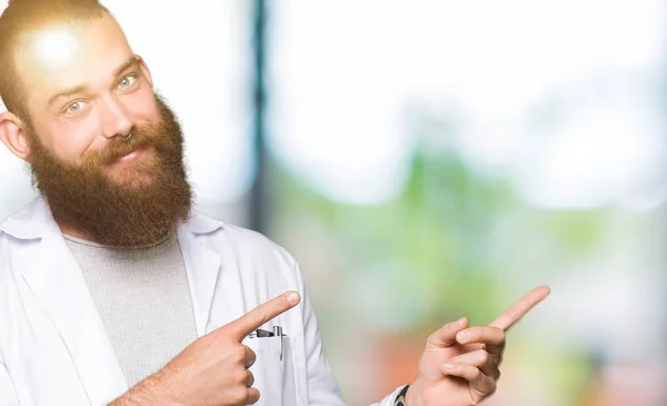 Jeune Scientifique Blond Homme Vêtu Manteau Blanc Souriant Regardant Caméra — Photo