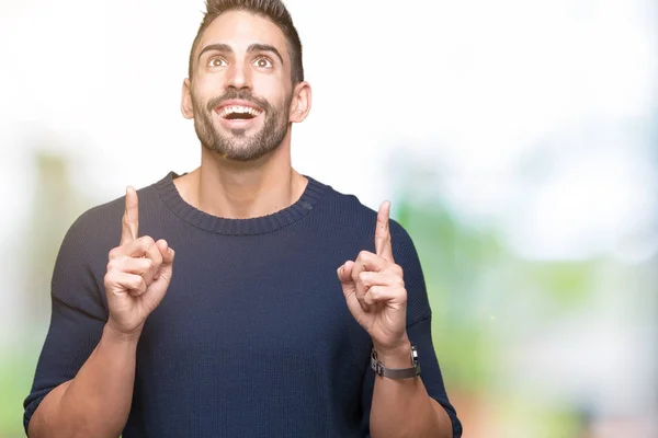 Junger Gutaussehender Mann Der Pullover Über Isoliertem Hintergrund Trägt Staunend — Stockfoto