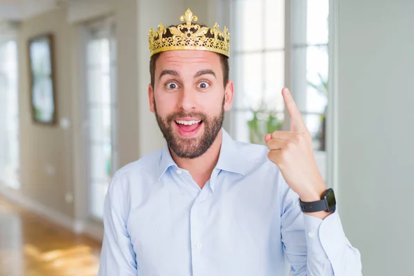Bonito Homem Negócios Usando Coroa Dourada Como Rei Príncipe Apontando — Fotografia de Stock