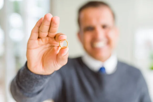 Gros Plan Homme Âge Moyen Tenant Une Bague Fiançailles Souriant — Photo