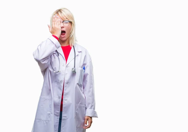 Joven Hermosa Doctora Rubia Vistiendo Uniforme Médico Sobre Fondo Aislado — Foto de Stock