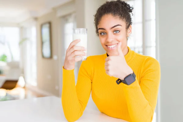 Junge Afrikanisch Amerikanische Frau Trinkt Ein Glas Frische Milch Glücklich — Stockfoto