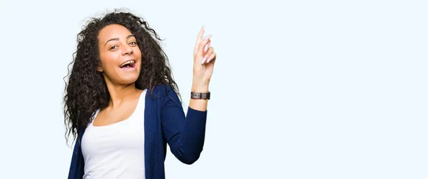 Junges Schönes Mädchen Mit Lockigem Haar Das Mit Erhobenem Zeigefinger — Stockfoto