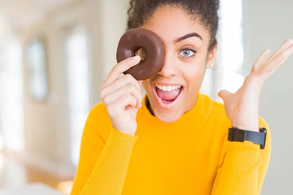 Jeune Fille Afro Américaine Mangeant Beignet Chocolat Doux Très Heureux — Photo