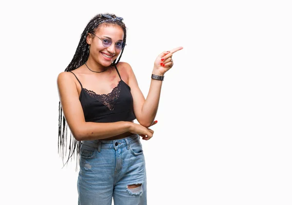 Молодой Афроамериканец Плетеными Волосами Родимым Пятном Солнцезащитных Очках Изолированном Фоне — стоковое фото