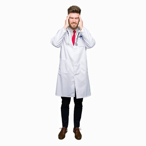 Jóképű Fiatal Orvos Ember Visel Orvosi Kabát Kézzel Fej Fájdalom — Stock Fotó