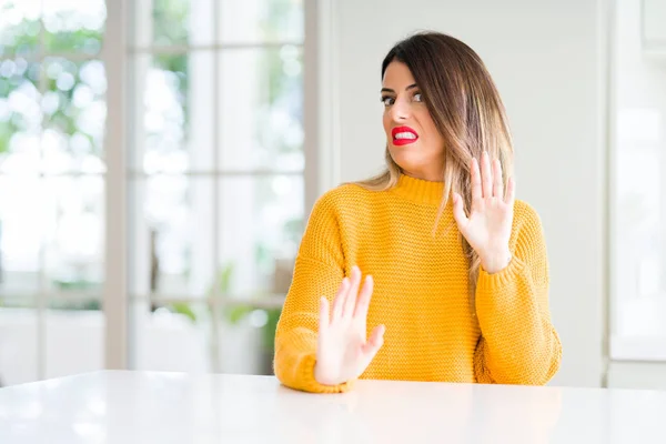 Junge Schöne Frau Trägt Winterpullover Hause Angeekelten Ausdruck Ungehalten Und — Stockfoto