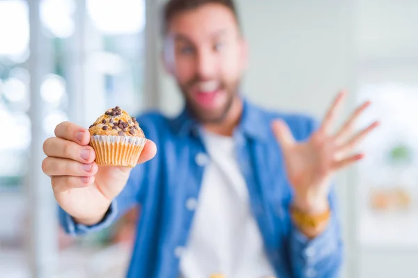 Hombre Guapo Comiendo Galletas Chocolate Muffin Muy Feliz Emocionado Expresión — Foto de Stock