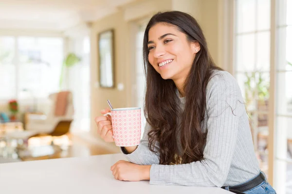 Menina Bonita Bebendo Uma Xícara Café Casa Sorrindo — Fotografia de Stock