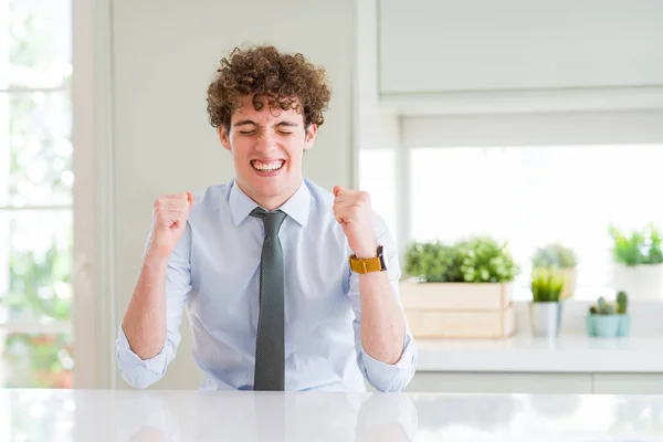 Joven Hombre Negocios Con Corbata Emocionada Por Éxito Con Los — Foto de Stock