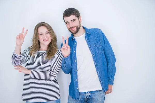 Jovem Belo Casal Juntos Sobre Fundo Isolado Branco Sorrindo Com — Fotografia de Stock