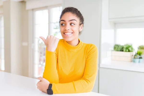 Vackra Unga Afroamerikanska Kvinnan Med Afro Hår Leende Med Glada — Stockfoto