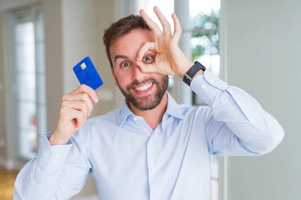 Hombre Negocios Guapo Sosteniendo Tarjeta Crédito Con Cara Feliz Sonriendo —  Fotos de Stock