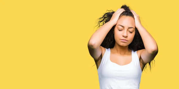 Çünkü Çaresiz Stresli Baş Ağrısı Acı Kıvırcık Saçlı Genç Güzel — Stok fotoğraf