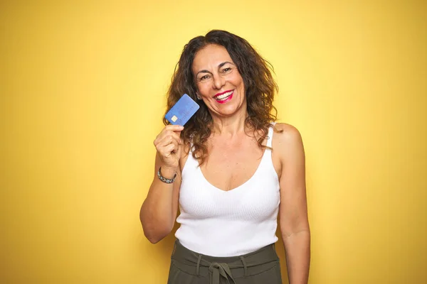 Seniorin Mittleren Alters Mit Kreditkarte Vor Gelbem Hintergrund Mit Einem — Stockfoto