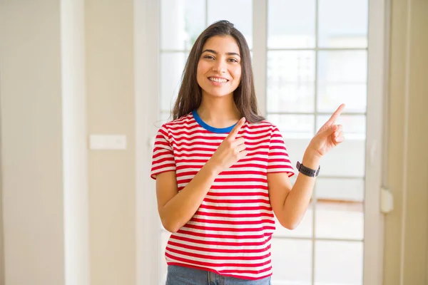 Jovem Mulher Bonita Vestindo Camiseta Casual Sorrindo Olhando Para Câmera — Fotografia de Stock