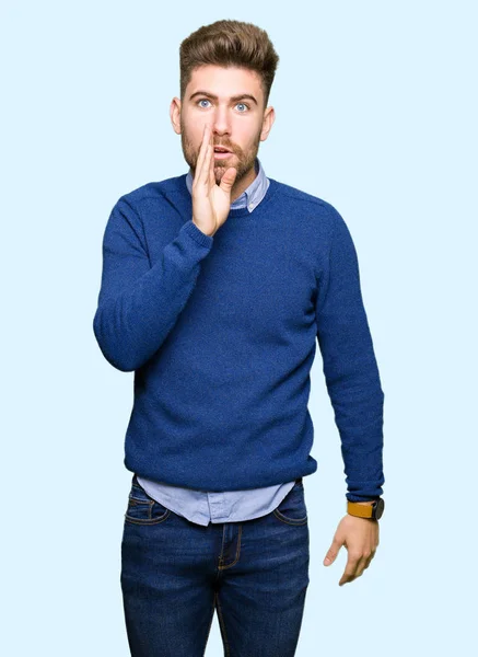 Junge Gut Aussehende Geschäftsleute Mann Hand Mund Erzählen Geheime Gerüchte — Stockfoto