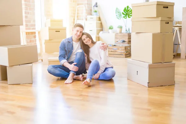 Joven Hermosa Pareja Relajándose Sentada Suelo Alrededor Cajas Cartón Casa — Foto de Stock