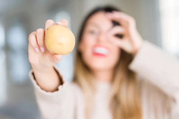 Junge Schöne Frau Mit Frischen Kartoffeln Hause Mit Glücklichem Gesicht — Stockfoto