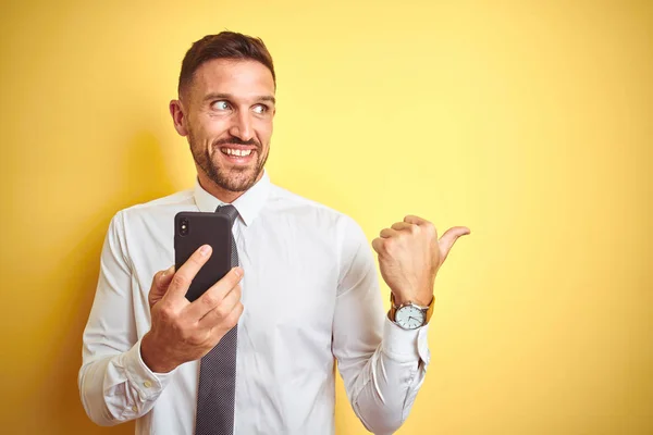 Jovem Homem Negócios Bonito Usando Smartphone Sobre Amarelo Isolado Fundo — Fotografia de Stock