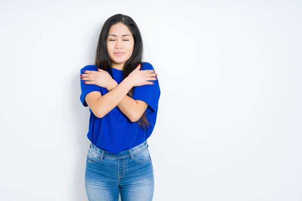 Hermosa Mujer Morena Sobre Fondo Aislado Abrazarse Feliz Positivo Sonriendo — Foto de Stock