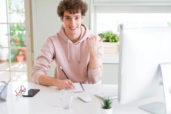 Mladý Student Který Používá Počítač Studuje Psaní Notebooku Ukazující Ukazující — Stock fotografie