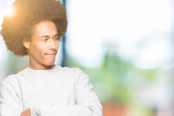 Jovem Americano Africano Com Cabelo Afro Vestindo Camisola Esportiva Sorrindo — Fotografia de Stock