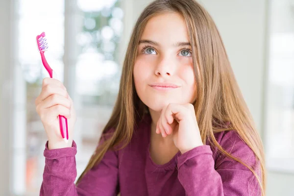 Красивая Молодая Девочка Розовой Зубной Щеткой Серьезное Лицо Думая Вопросе — стоковое фото