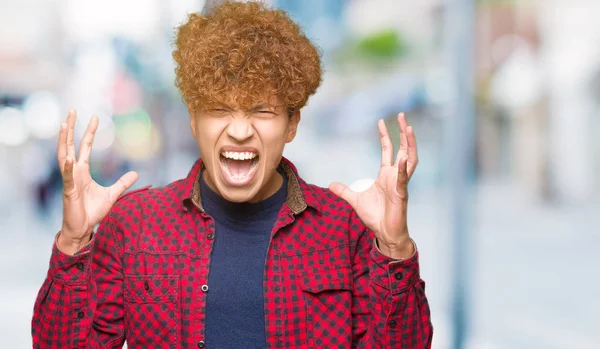 Joven Estudiante Guapo Con Pelo Afro Usando Una Chaqueta Celebrando — Foto de Stock