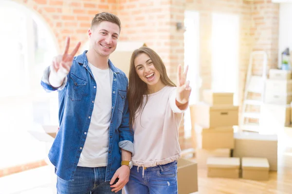 Belo Jovem Casal Mudando Para Uma Nova Casa Sorrindo Com — Fotografia de Stock