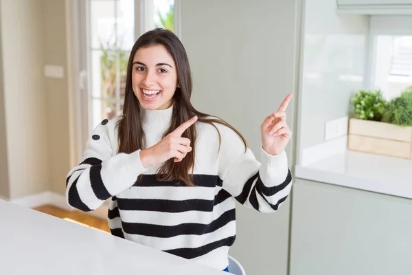 Bella Giovane Donna Che Indossa Maglione Righe Sorridente Guardando Fotocamera — Foto Stock