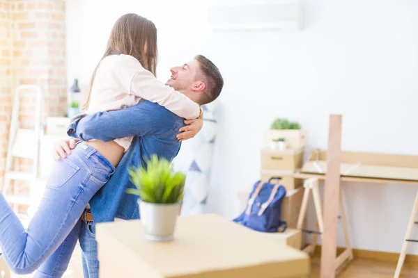 Vackra Unga Paret Kramas Kärlek Mycket Glad Att Flytta Till — Stockfoto