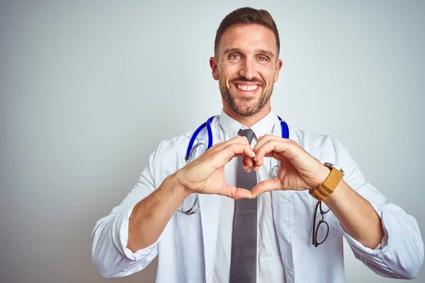 Joven Médico Guapo Vestido Con Abrigo Profesional Blanco Sobre Fondo — Foto de Stock