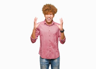 Afro saç çılgın ve kızgın bağırarak ve agresif ifade ve silah kaldırdı bağırmaya ile genç yakışıklı iş adamı. Hayal kırıklığı kavramı.