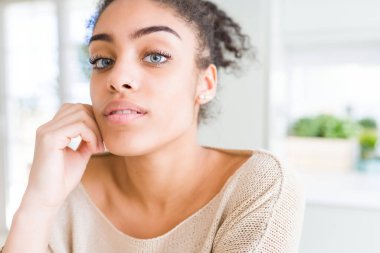 Mavi gözleri ile güzel genç Afrikalı Amerikalı kadın bir rahatlatıcı