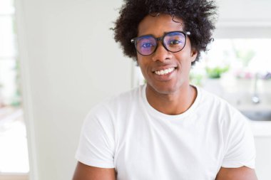 Afrika kökenli Amerikalı adam gözlüklü mutlu ve güzel bir gülümseme ile yüzünde. Şanslı kişi.