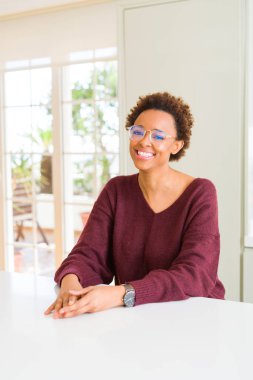 Afro saçlı gözlüklü güzel genç Afrika kadın