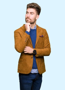 Genç yakışıklı iş adamı çene düşünme hakkında soru, dalgın ifade üzerine el ile. Düşünceli yüzüyle gülümsüyor. Şüphe kavramı.