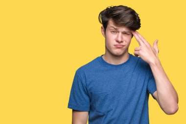 Mavi t-shirt üzerinde izole giyen genç yakışıklı adam arka plan çekim ve öldürmek kendini el ve parmaklara baş, intihar jest işaret.